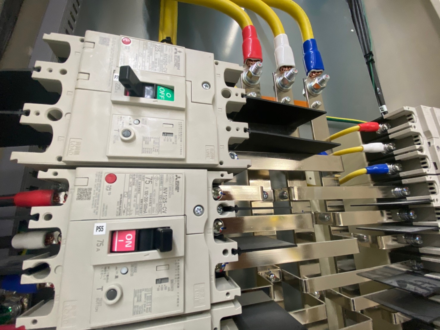 分電盤工事中の画像